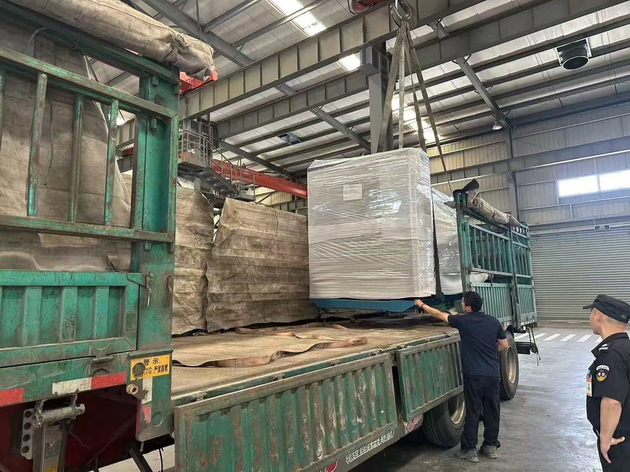 Погрузка газопоршневой установки Weichai WPG500 краном на автоплатформу