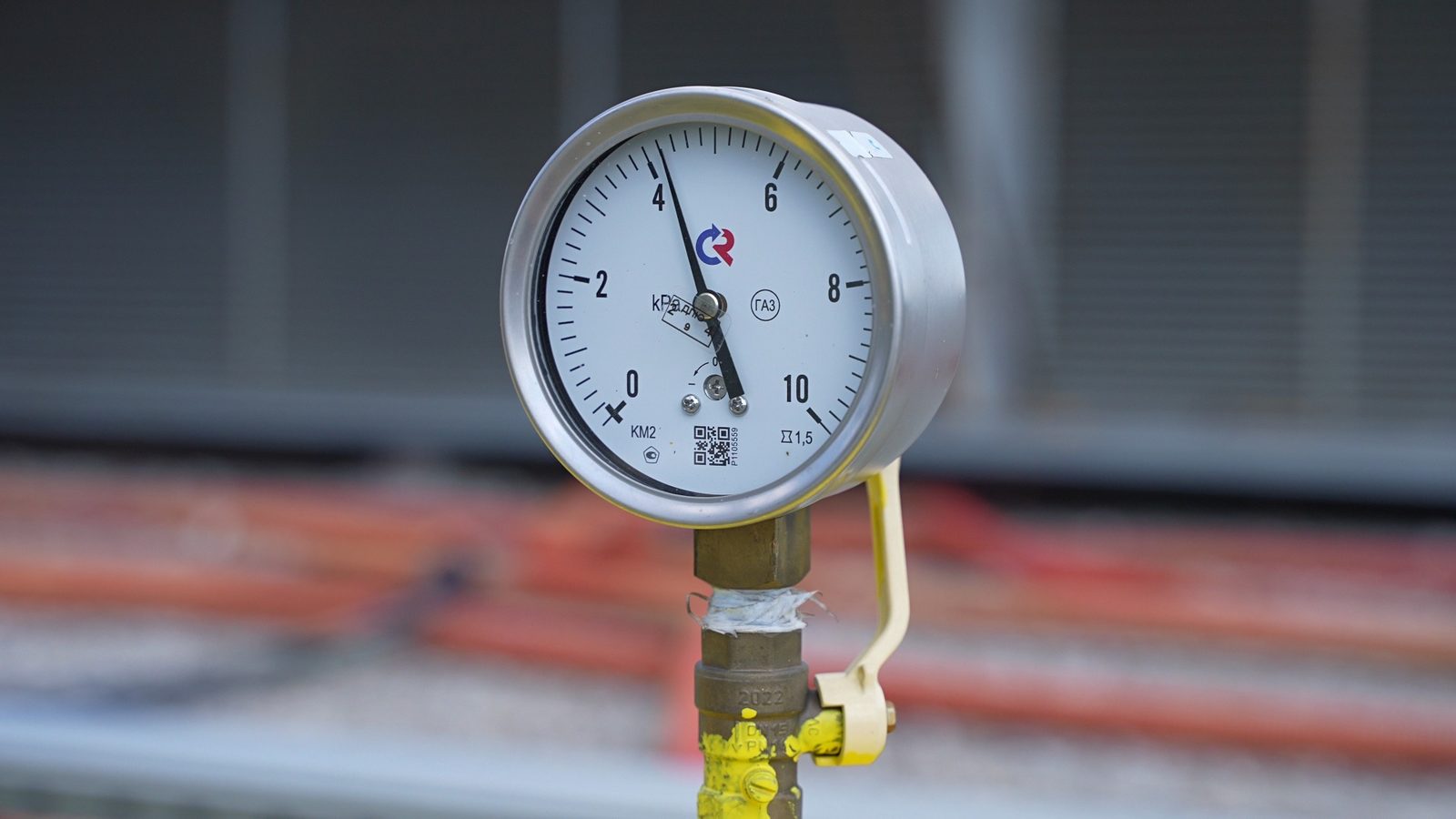 Манометр на газовой линии энергоцентра FastMine — контроль давления газа перед установками