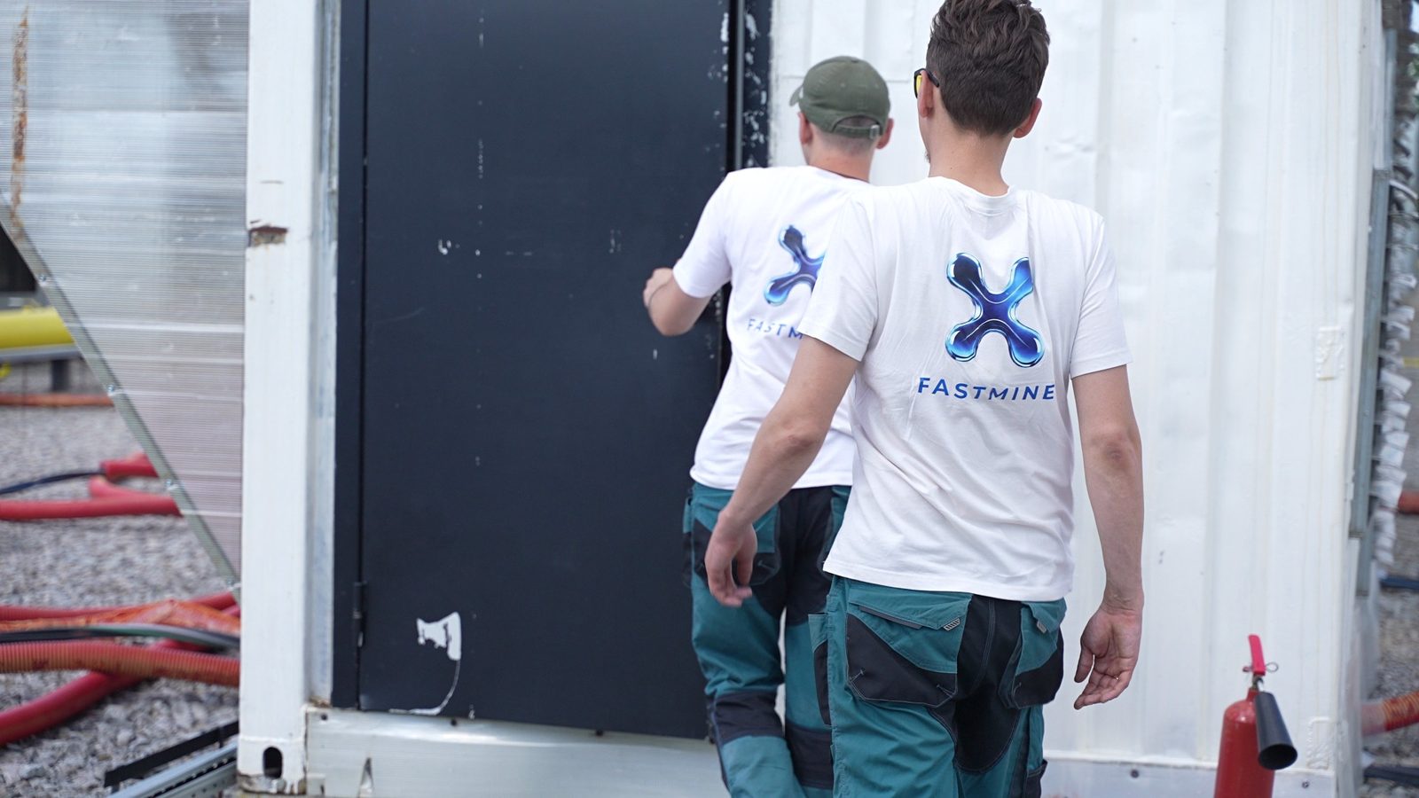 Инженеры службы эксплуатации FastMine заходят в модуль размещения оборудования