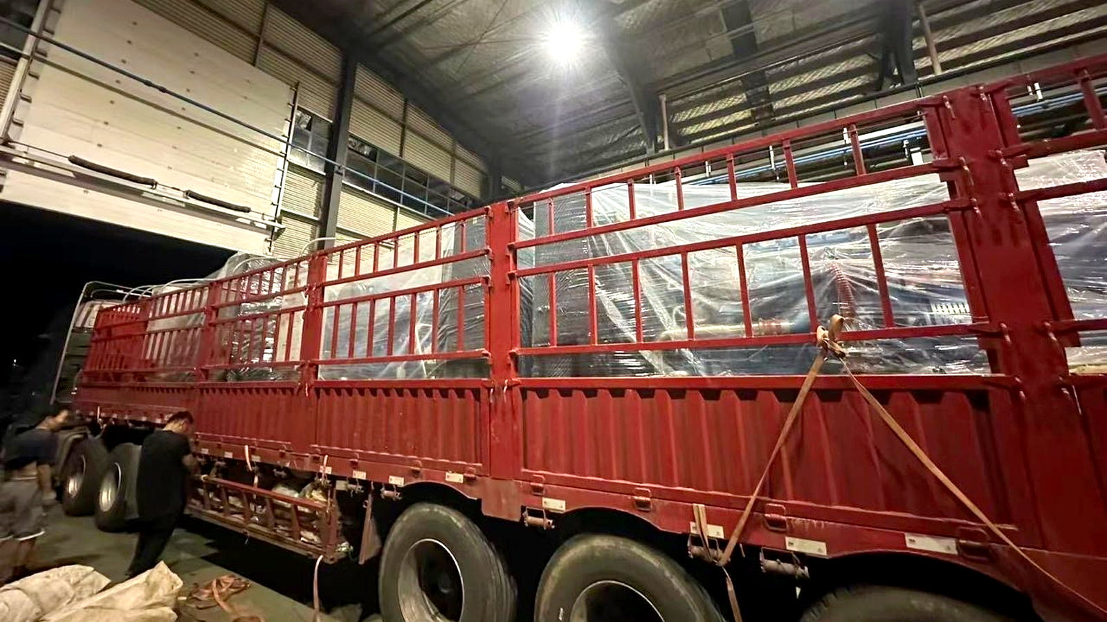 Погрузка газопоршневых станций для объекта в Самаре: оборудование на бортовом полуприцепе, укрыто плёнкой и притянуто ремнями