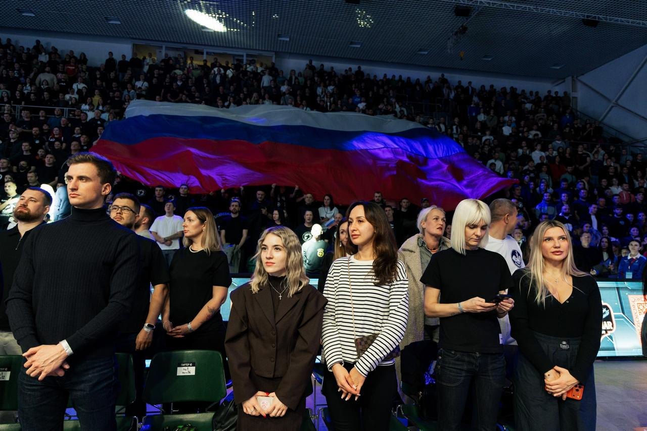 Полный зал МТЛ Арены в Самаре перед турниром Open Fighting Championship 6 ноября 2025, флаг России над трибунами