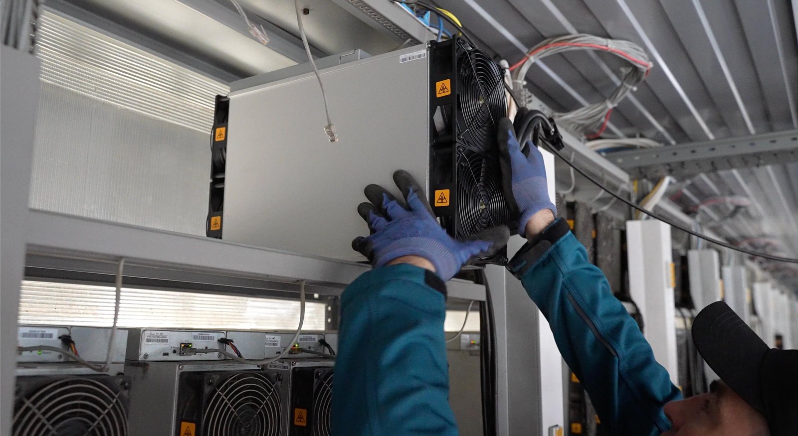 Монтаж майнера Antminer S21+ в стойку майнинг-контейнера, подключение питания и сети