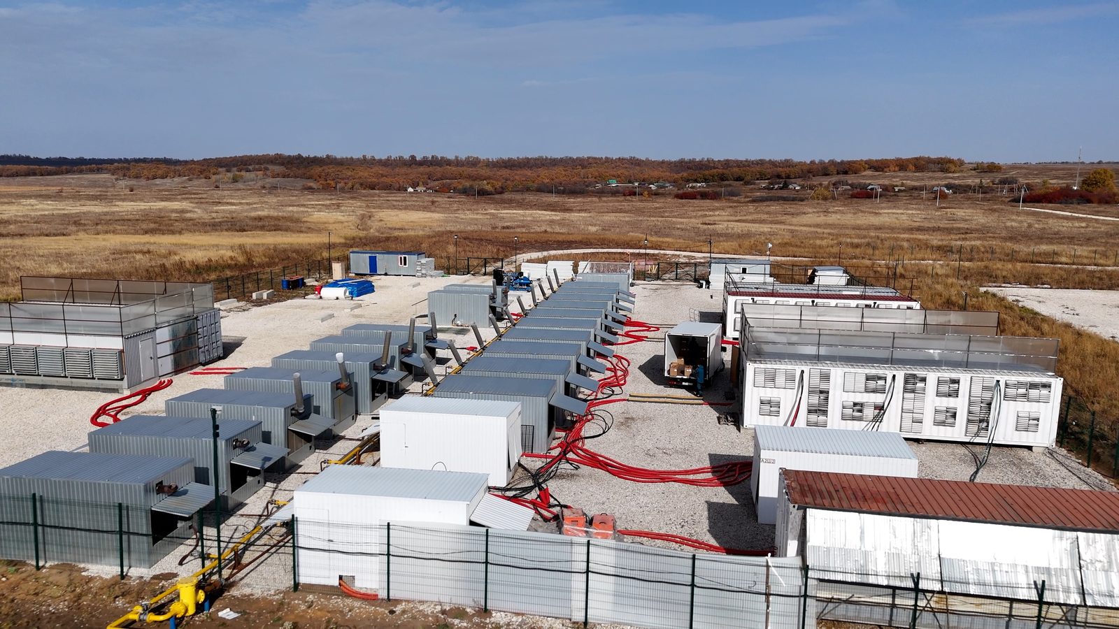 Суровское месторождение с высоты — площадка FastMine: ряд газопоршневых установок, контейнеры размещения ASIC и кабельные трассы