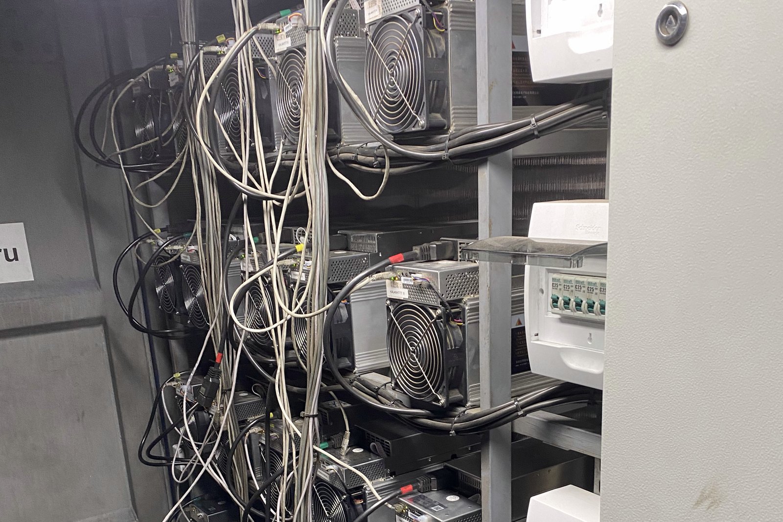 Стойки с ASIC-майнерами внутри контейнерного модуля, распределительные щиты и кабельные трассы