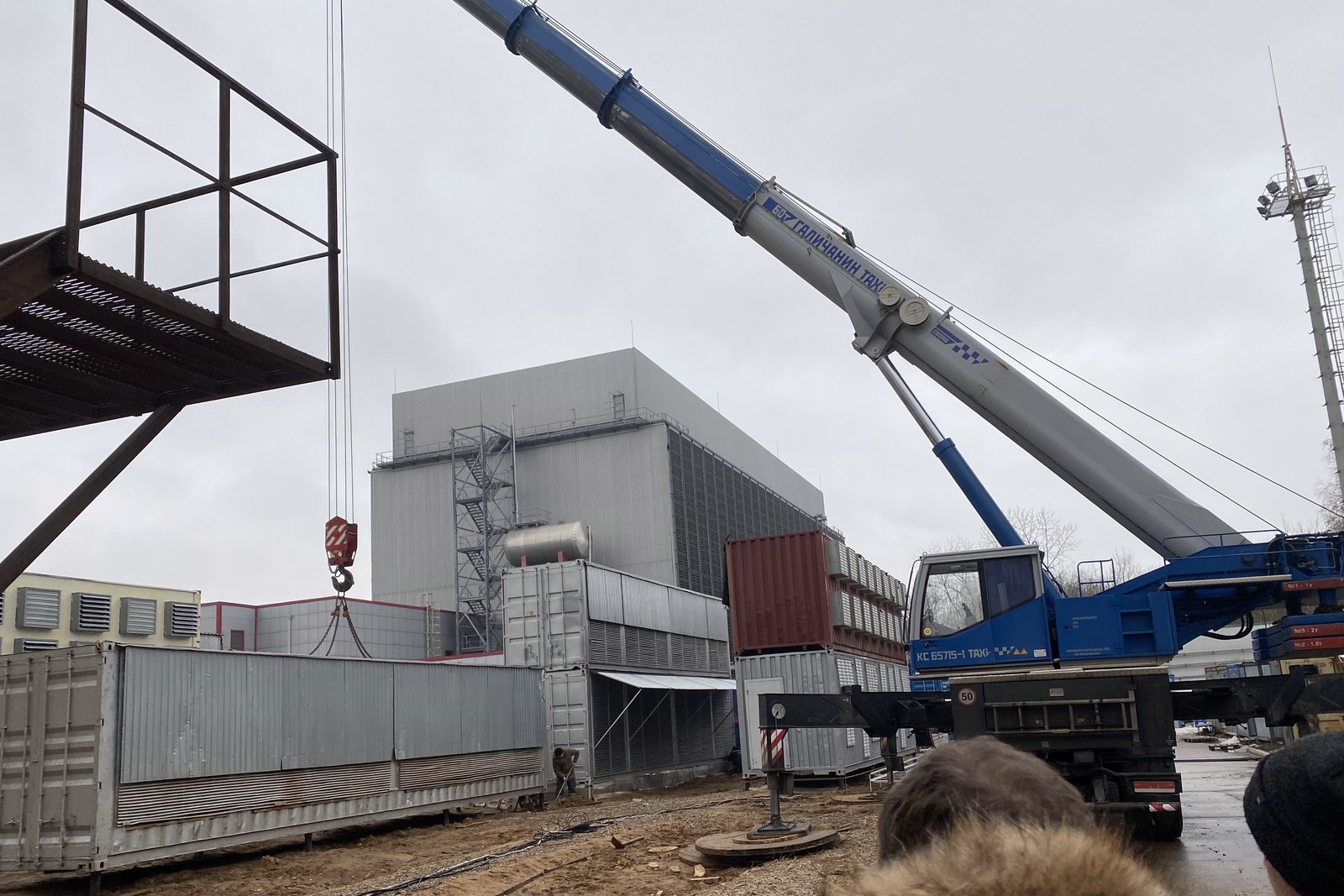 Площадка майнинга в ходе монтажа: контейнерные модули, автокран и корпус газотурбинной электростанции «Терёшково»