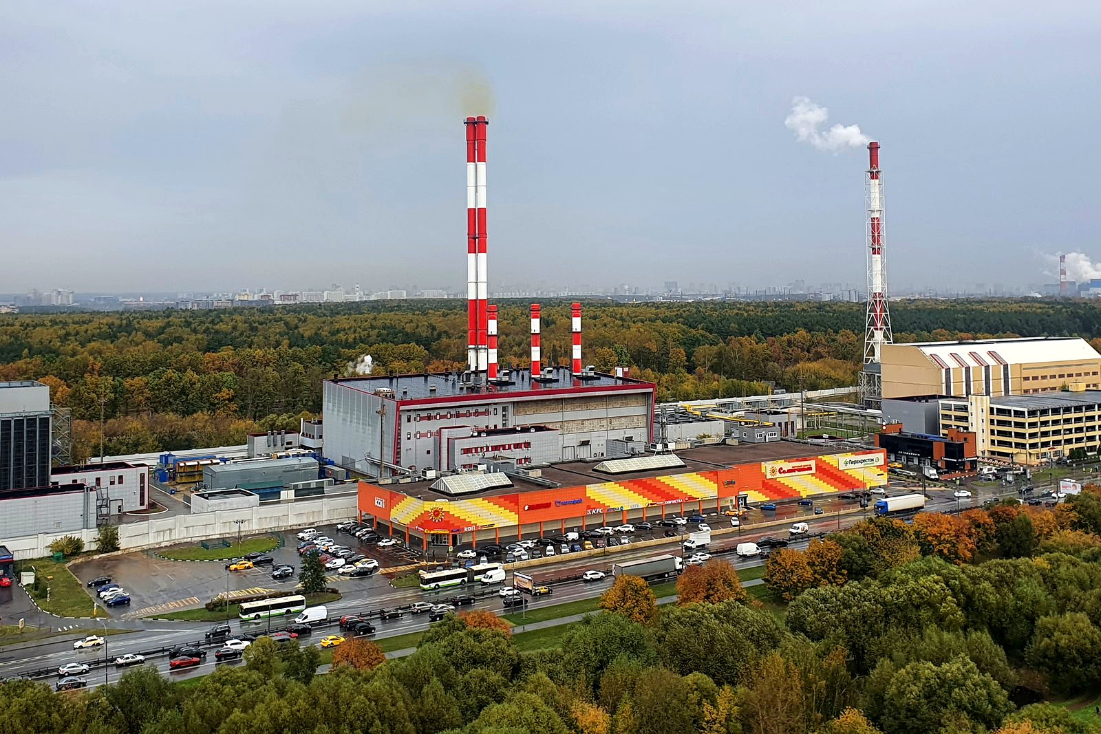 Газотурбинная электростанция «Терёшково» в Москве с высоты: главный корпус, дымовые трубы и промзона, где размещалась площадка майнинга FastMine