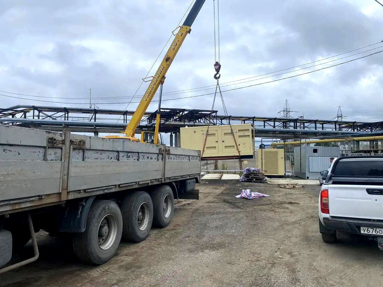 Монтаж газопоршневой станции Weichai WPG500NG краном на промышленной площадке в Выксе, Нижегородская область